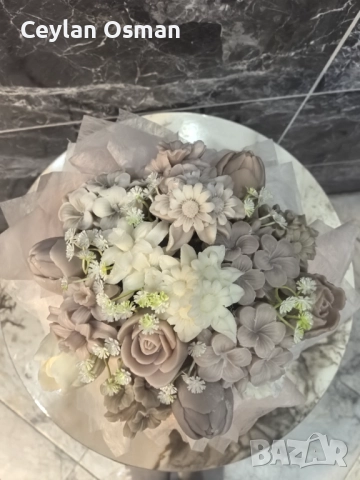 Нежен букет с ароматни цветя от соев восък 