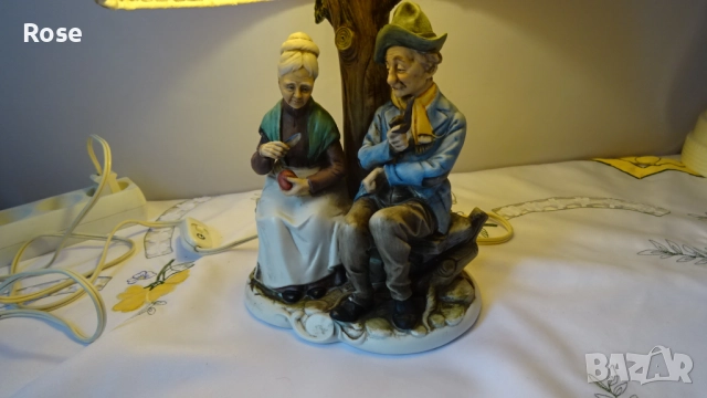 Лампа с фигурка на възрастна двойка, седнала на пейка под дърво. , снимка 4 - Настолни лампи - 52686354