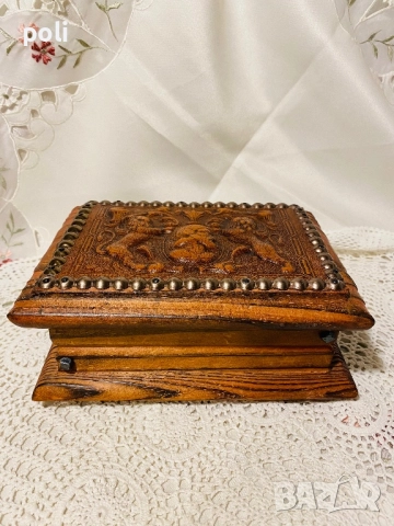 кутия за бижута от дърво и кожа 