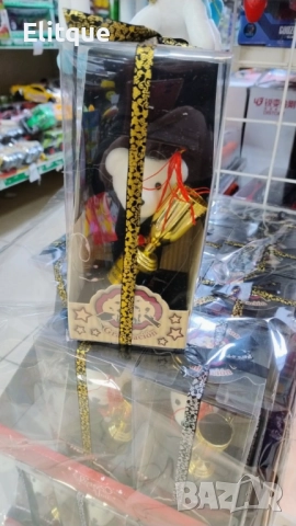 Мече с академична шапка и купа - Перфектният подарък за дипломиране