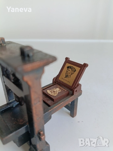 Колекционерска фигурка , острилка във формата на стара печатарска преса от 15-ти век. , снимка 5 - Статуетки - 52044385
