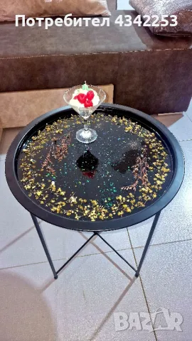 Стоманена масичка с епоксидна смола и полувградени сухи цветенца.
