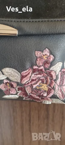 Черна чанта велур и кожа с бродирани цветя, снимка 9 - Чанти - 49603838