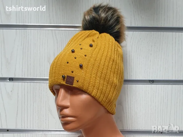 Нова зимна дамска шапка с камъчета в цвят горчица с пух/помпон, снимка 5 - Шапки - 47928089
