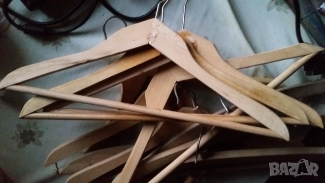 Закачалка за дрехи от дърво 