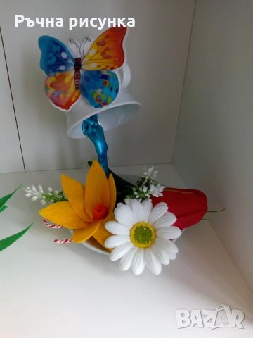 "Летяща чаша" със сапунени ароматни цветя  и мартенички 15лв, снимка 1 - Декорация за дома - 31601467