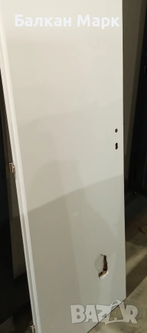 Продава се нова врата с дефект – пробита от едната страна