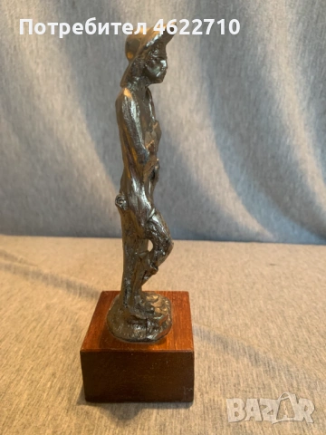 стара калаена статуя  на човек  с шапка върху дървена основа, снимка 4 - Антикварни и старинни предмети - 53065764