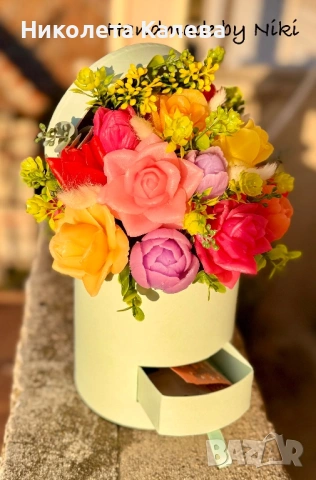 Ръчно изработена аранжировка в кутия от глицеринов сапун