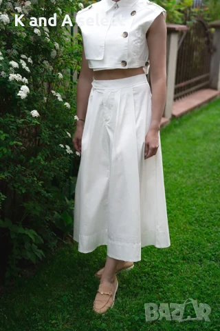 Къс структурен топ с декоративни копчета