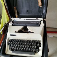 Пишеща машина, снимка 1 - Антикварни и старинни предмети - 32124612