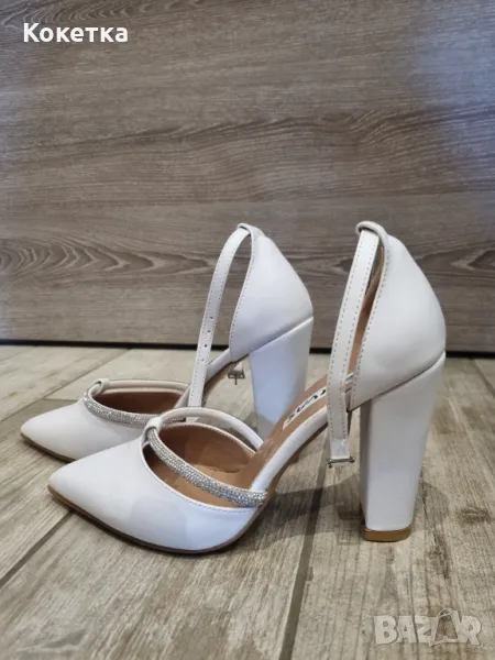 Бели обувки на дебел ток Rivas, снимка 1