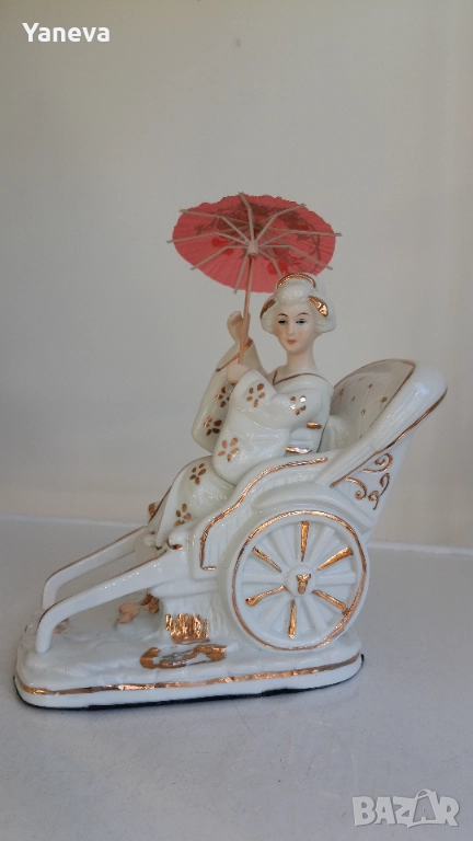 Корейска , vintage, порцеланова фигурка на дама с чадър в рикша. , снимка 1