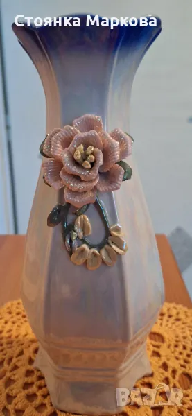 Порцеланова ваза с красива роза, снимка 1