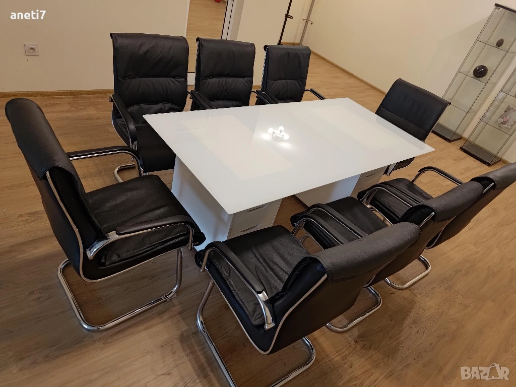 Офис столове: посетителски от естествена кожа и работни от еко кожа, снимка 1
