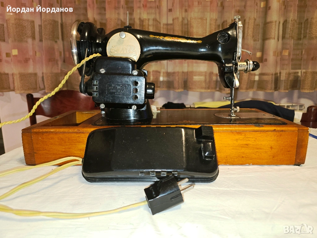 Продавам много запазена   съветска електрическа шевна машина „Класса 2-М” с документи, снимка 1