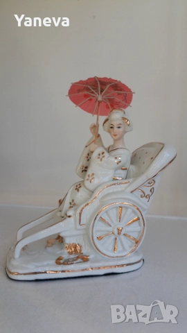 Корейска , vintage, порцеланова фигурка на дама с чадър в рикша. 
