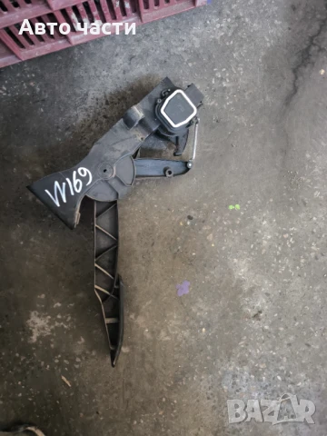 Педал газ Mercedes A Class W169 1.7 i 115 конски сили A1693000304, снимка 2 - Части - 51211656