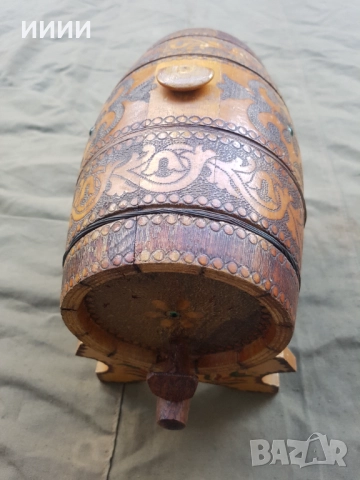 Дървено буре на стойка