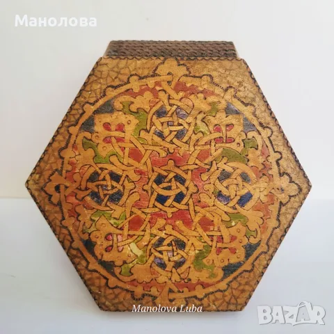 Шестоъгълна дървена кутия, пирографирана и оцветена, 1936/37 г.