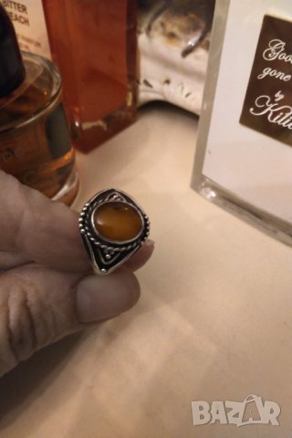 Авторски сребърен пръстен с естествен кехлибар ., снимка 2 - Пръстени - 44373814