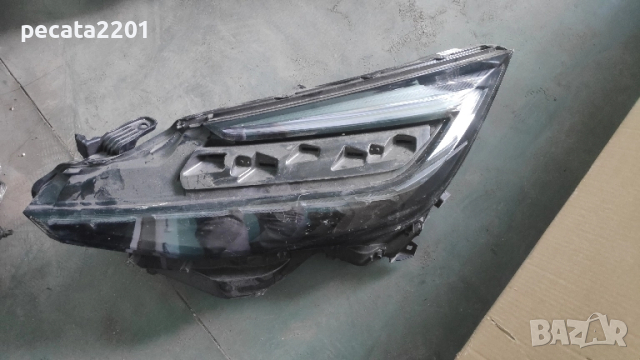 Продавам - оригинален ляв фар за Toyota CHR 2024 г със забележки