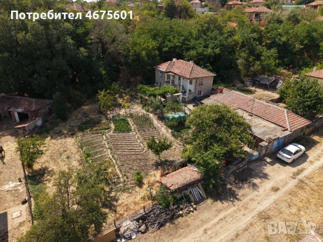 Двуетажна къща в село Левка (център), снимка 2 - Къщи - 52752622