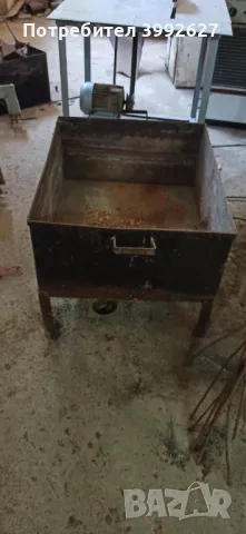 Казан за варене на компоти и стойка под него.