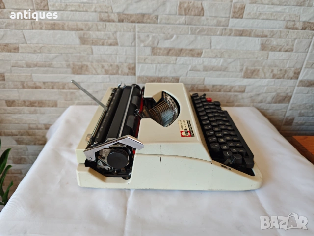 Стара пишеща машина Triumph de Luxe - 1970" год., снимка 4 - Антикварни и старинни предмети - 54363106