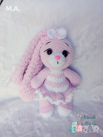 Зайче с дълги уши - ръчно плетена играчка 