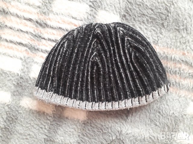 Зимна шапка черно и сиво