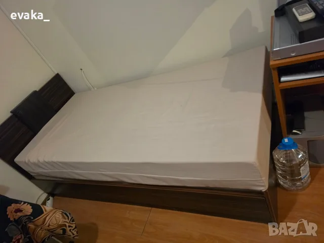Продавам единично легло с 2 матрака
