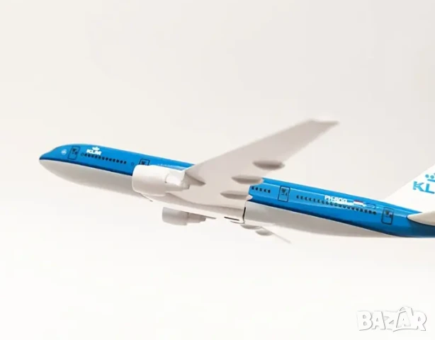 Boeing 777 самолет модел макет KLM Нидерландия авиация смолетостроене колекция самолети, снимка 4 - Влакчета, самолети, хеликоптери - 50942361