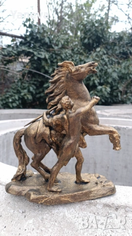 Метална , френска статуетка „Конете от Марли“ от скулптора Гийом Кусту. 