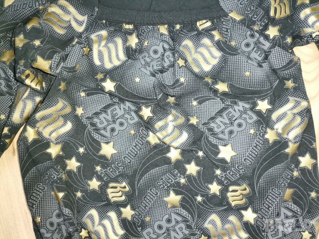 Детска блуза ROCAWEAR, USA оригинал, size M 8/10г, плътна материя, черна, златни щампи, мн. запазена, снимка 4 - Детски Блузи и туники - 35082333