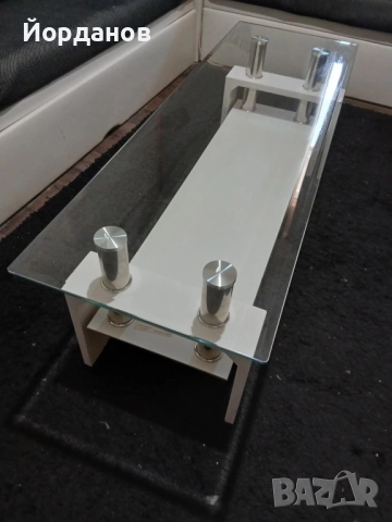 Бяла стъклена маса 