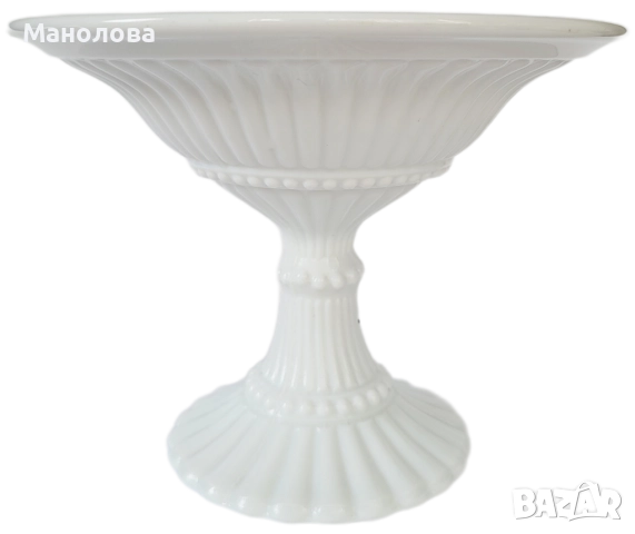 Фруктиера от млечно бяло стъкло.