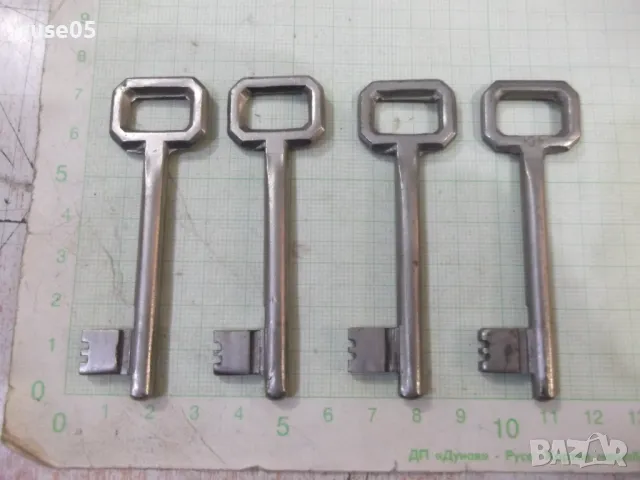 Лот от 4 бр. ключа за брава