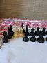 Ретро показва комплект ръчно изработени дървени шахматни фигури в класически стил., снимка 2