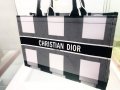  Дамска чанта Christian Dior... Черно и бяло, снимка 1 - Чанти - 29642465