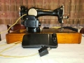 Продавам много запазена   съветска електрическа шевна машина „Класса 2-М” с документи, снимка 1