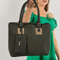 Луксозна дамска чанта от ест. к. със златисти метални елементи в комплект с портмоне 36/26 см, снимка 1 - Чанти - 44751577