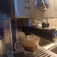 Кафе машина Саеко Поемия с ръкохватка с крема диск, работи перфектно и прави страхотно кафе с каймак, снимка 1 - Кафемашини - 38047734
