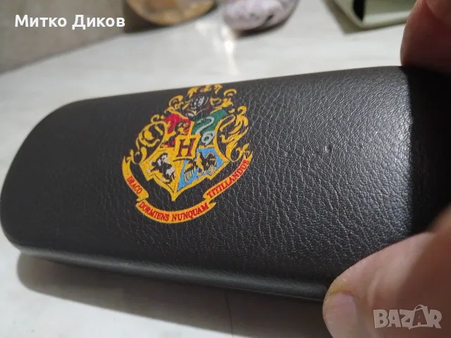 твърд калъф за очила с дизайн на Хари Потър и жълт надпис „Hogwarts“с кърпичка, снимка 2 - Слънчеви и диоптрични очила - 56093990
