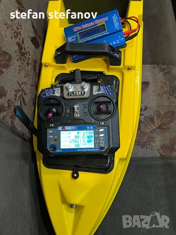 лодка за захранка с гпс и дълбокомер