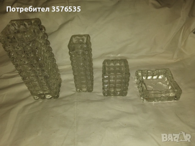 Продавам стъклен комплект от вази и пепелници.