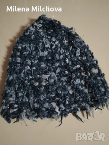 Продавам детска ръчно плетена шапка с блестящи нишки,за около 7-8-годишно момиче.