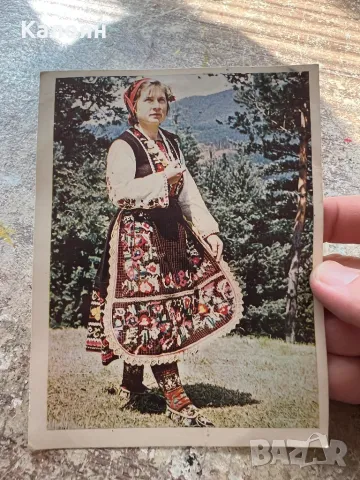 Картичка - девойка в празничен костюм от сливенско