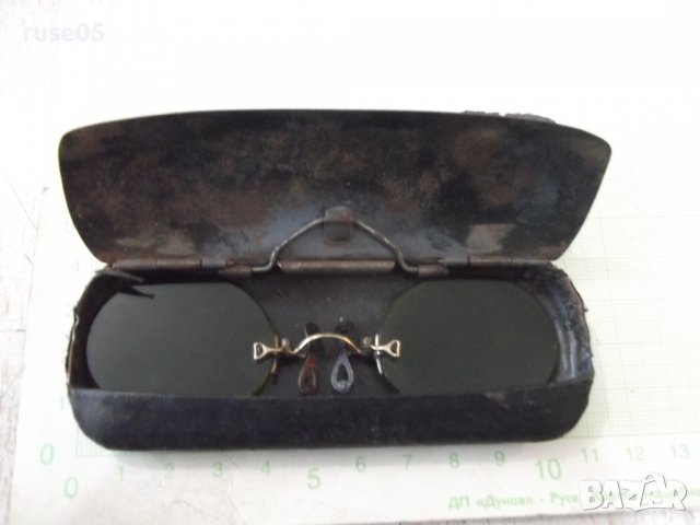 Пенсне слънчево старо в метална кутия