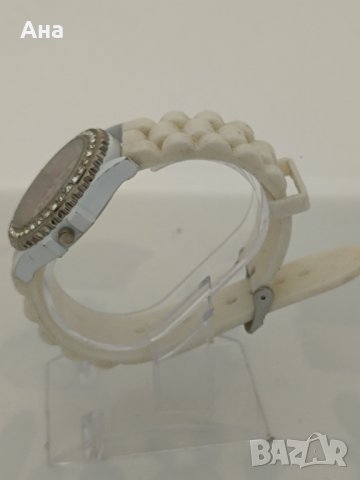 Красив дамски часовник с камъни , снимка 3 - Дамски - 44450977